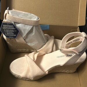 Toms wedge heals size 8.5